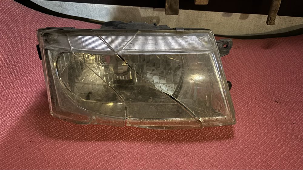 Передняя правая фара на Mitsubishi Chariot