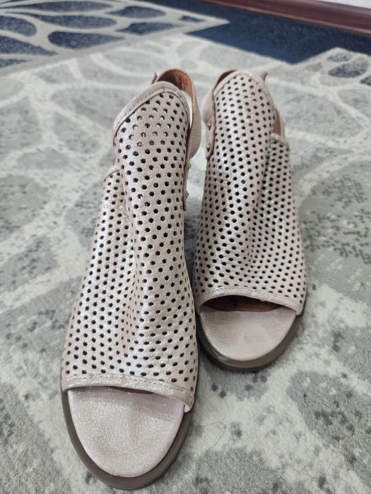 Кожанные босоножки 5000тг