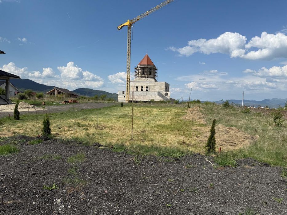Vand teren intravilan cu proiect de casă .