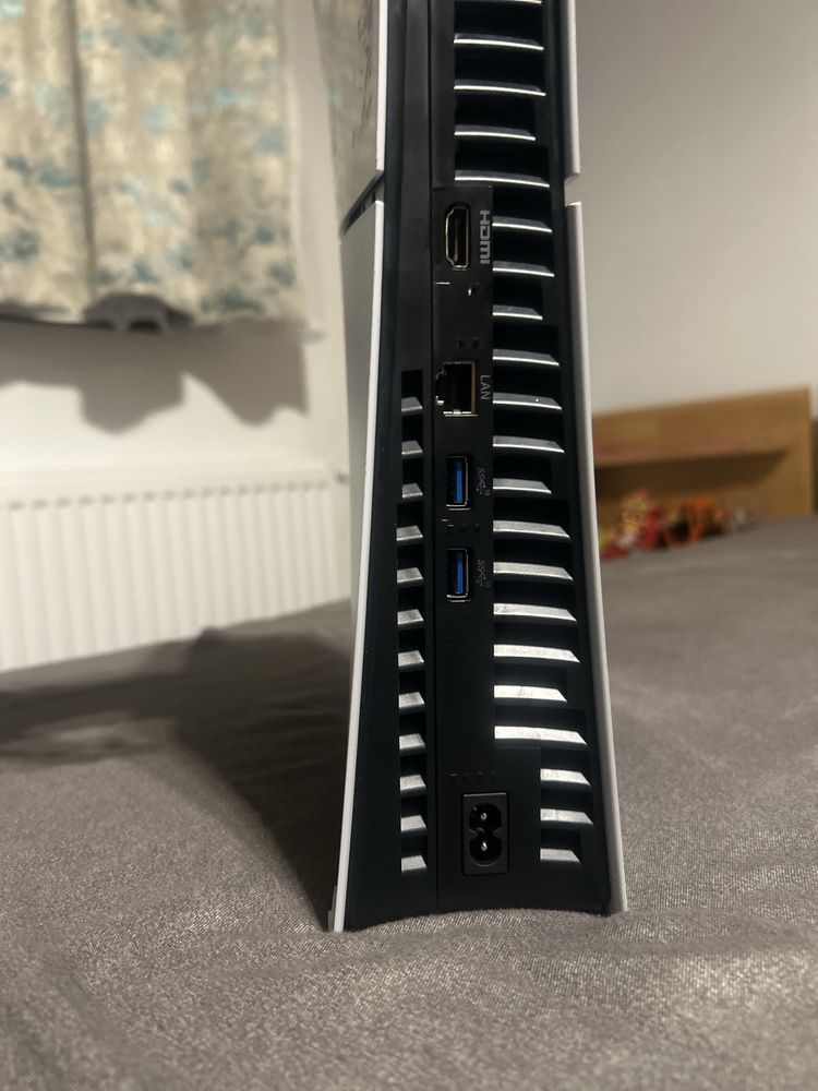 PS 5 Slim cu o consola