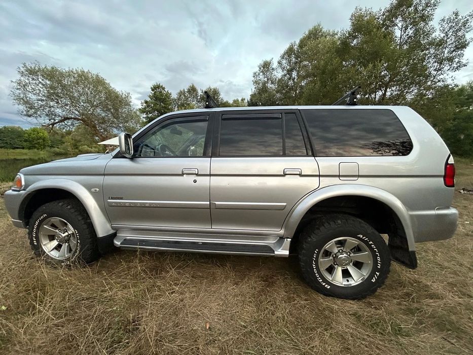 Ford Focus Mitsubischi Pajero Sport 4x4