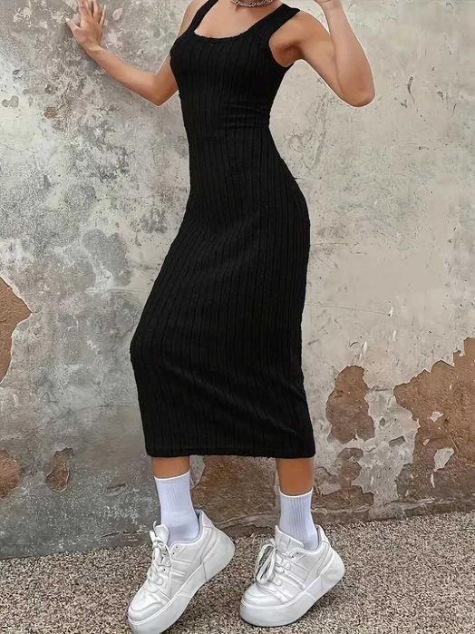 Черное платье в рубчик