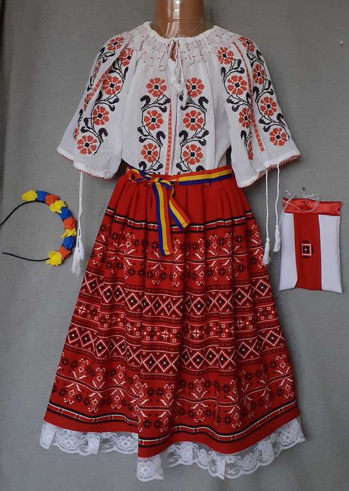 Costum popular pentru copii marimea  (10-11-12-13-14 ani)
275 lei