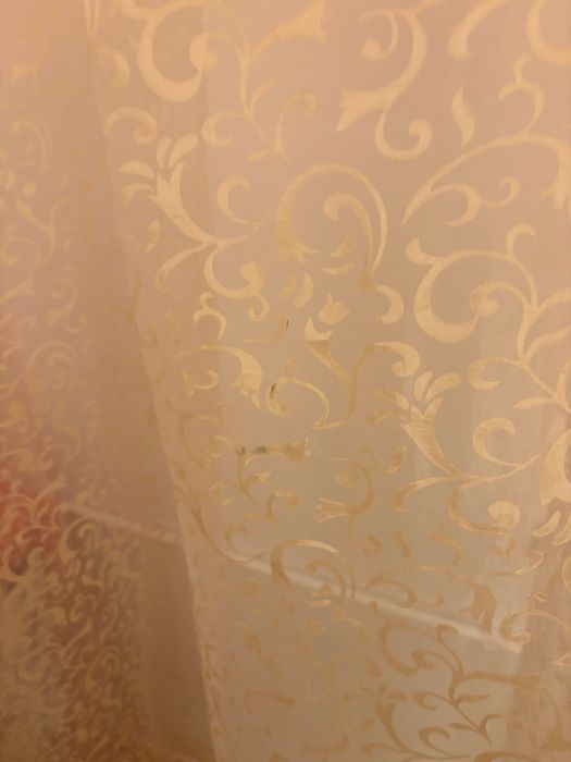 Perdea aurie transparentă