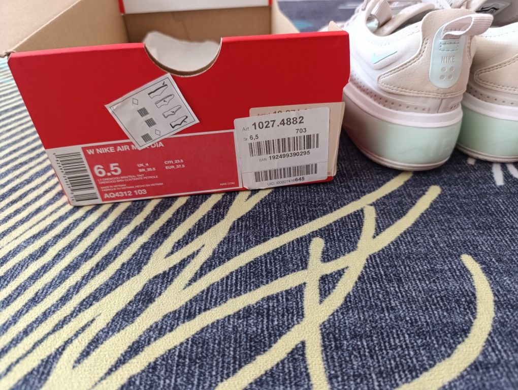 Оригинални маратонки Nike!