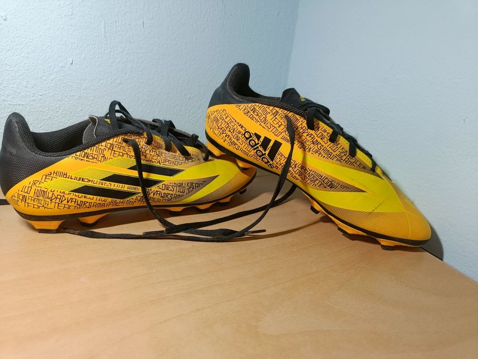 Ghete de fotbal adidas și nike