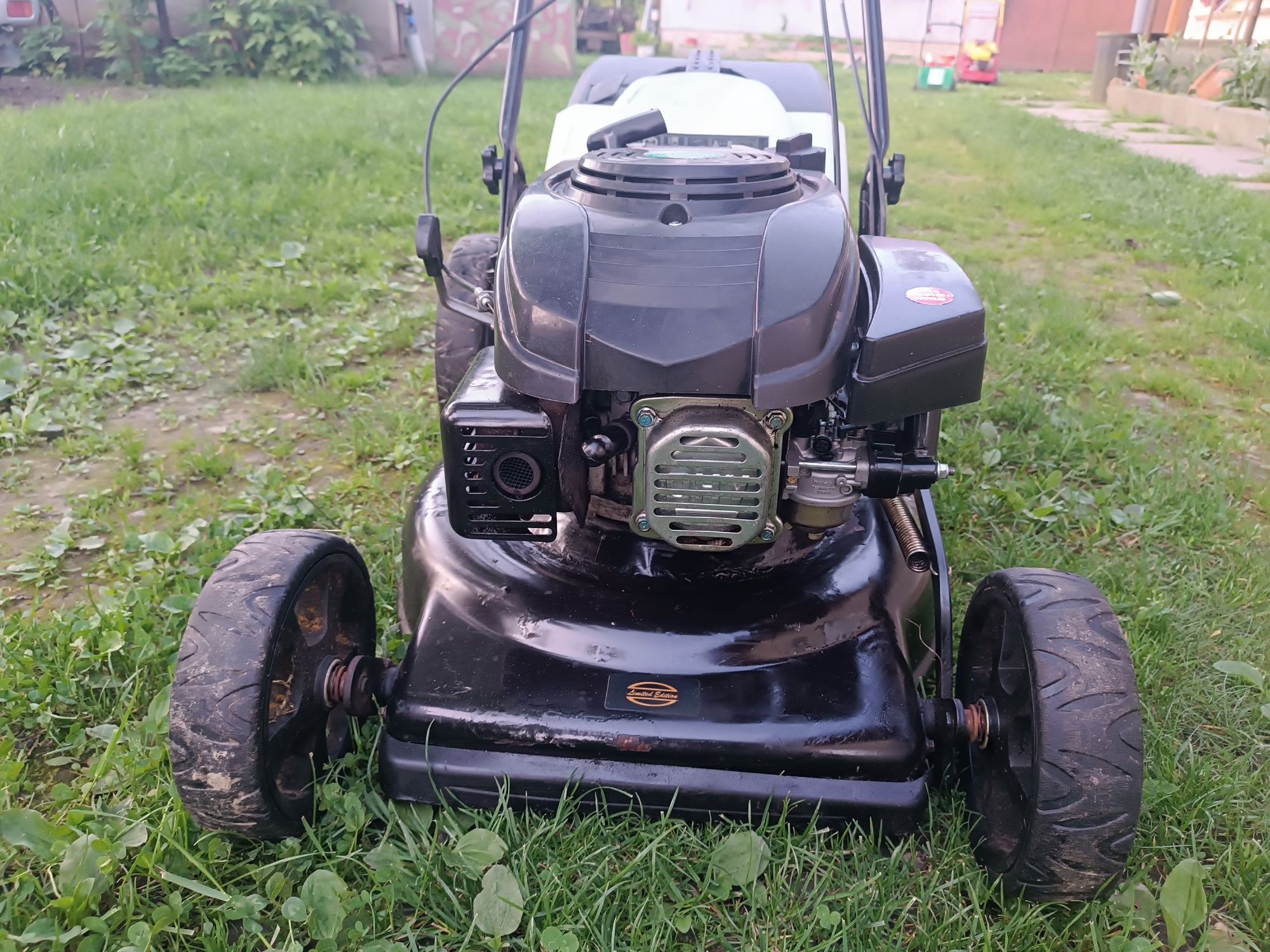 Mașina de tuns iarba (motor in 4 timpi)
