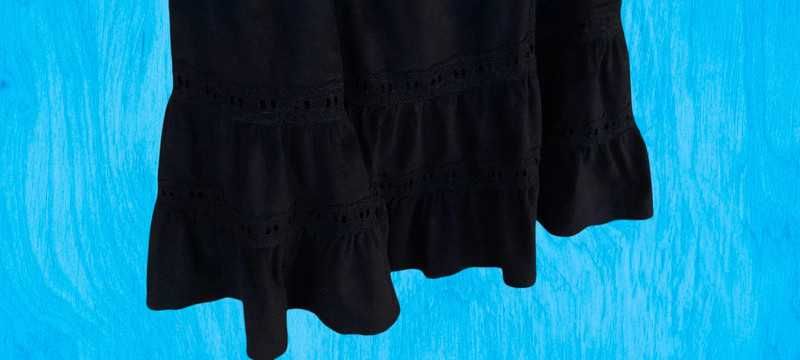 Rochie neagra cu maneci scurte bufante si design floral brodat