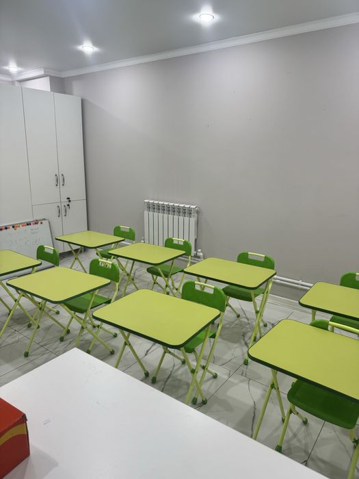 Продам парты со стульями.