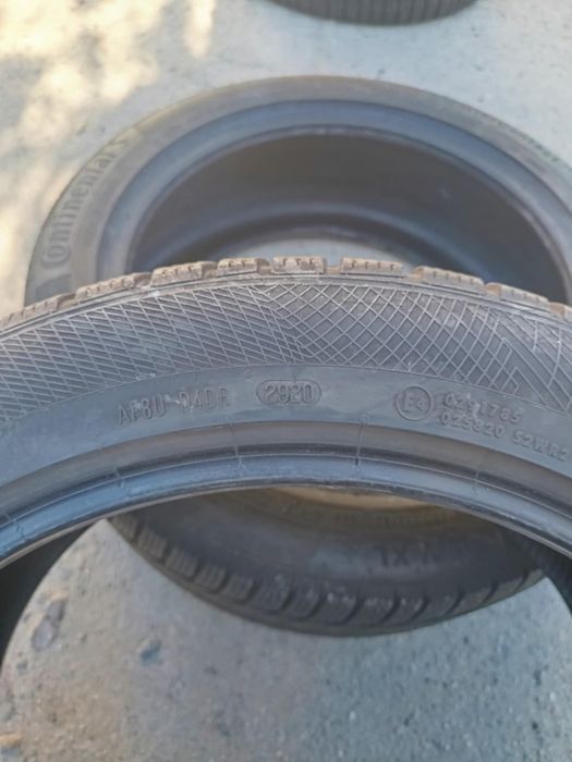245/45/18 2броя Continental.Гумите са в перфектно състояние,без лепенк