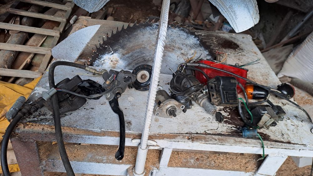 Roată pe 13 în stare foarte buna si pise scuter luate de pe scuter bun