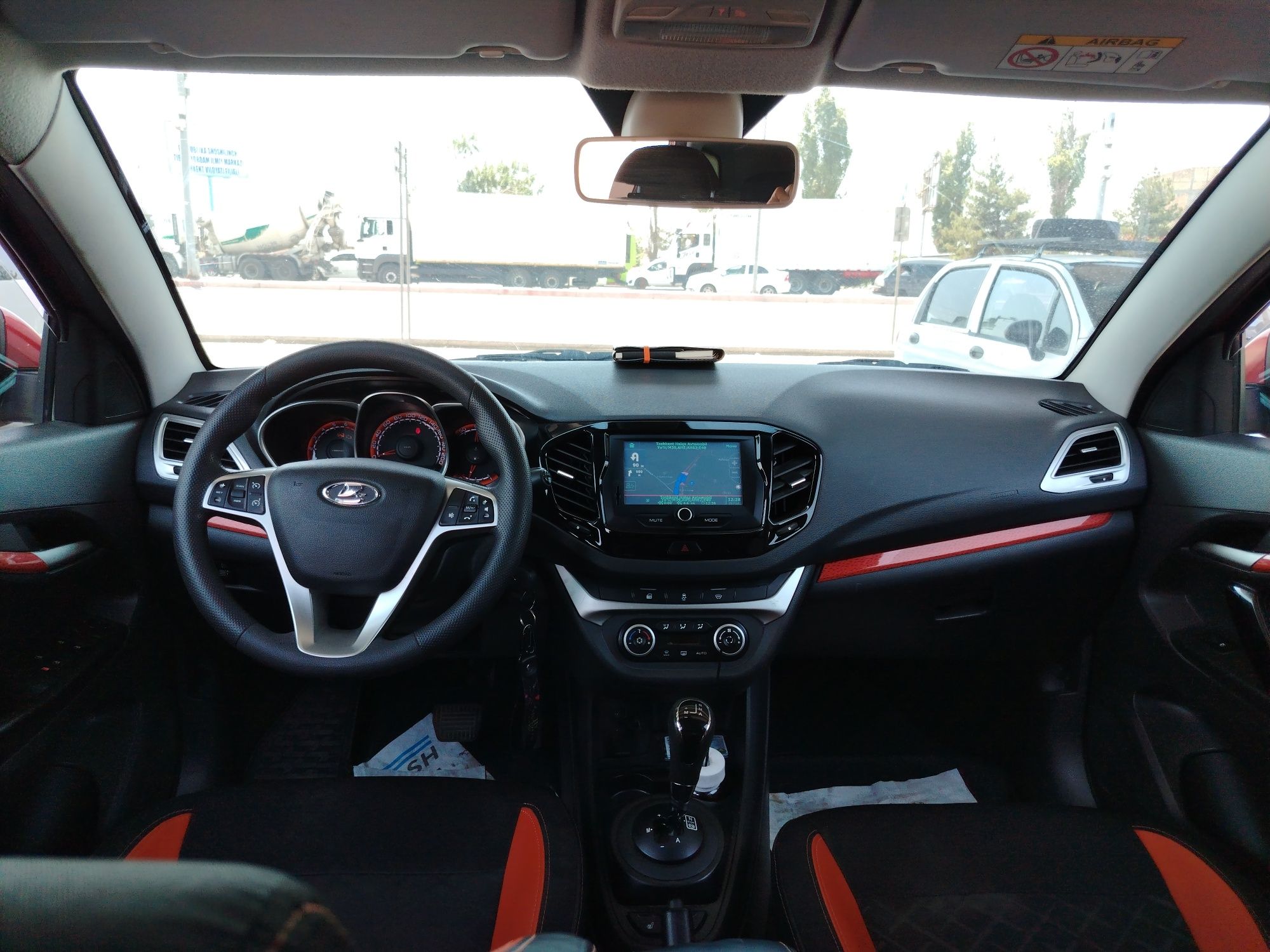 Lada vesta cross faqat srocni sotiladi