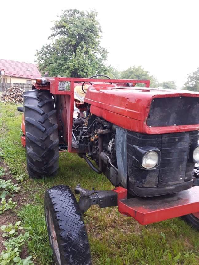 Tractor Massey Ferguson 165 cu plug, freza si remorca