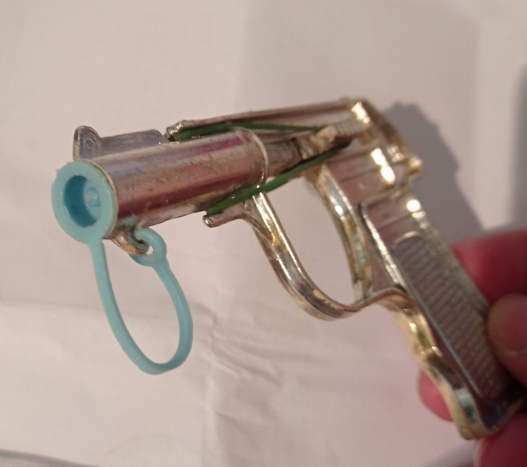 Vând/Schimb pistol de jucărie românesc cu defecte,starea din foto.