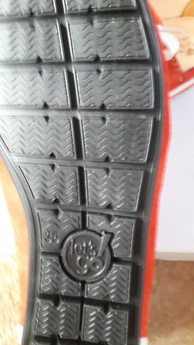 Vind pantofi copii ,sunt noi.piele naturală întoarsă.