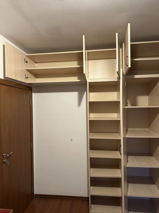 Бял гардероб с шкафчета и място за закачалки