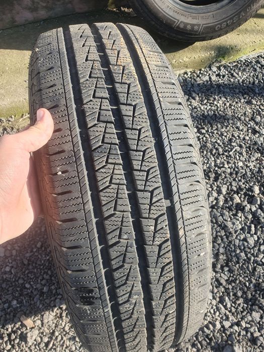 Vând 2 anvelope 215/65 R16C