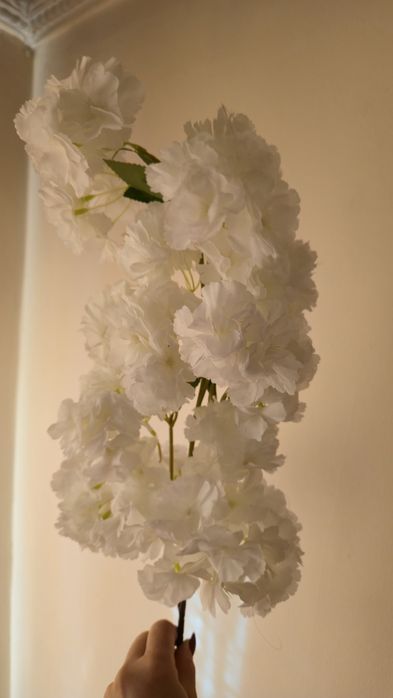 Искусственные цветы.Ветка сакуры белой.