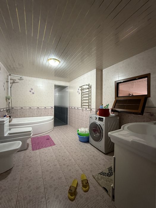 Продаётся 12-комнатный дом на участке 11 соток. Сергели ул. Навруз