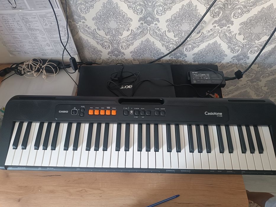 Синтезатор Casio  новая почти не использовали