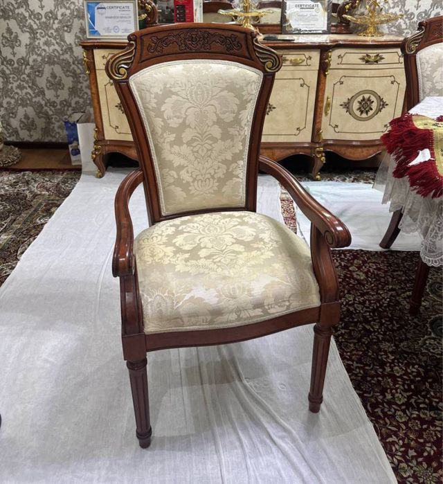 Прадается китайский стол и 12 стульев