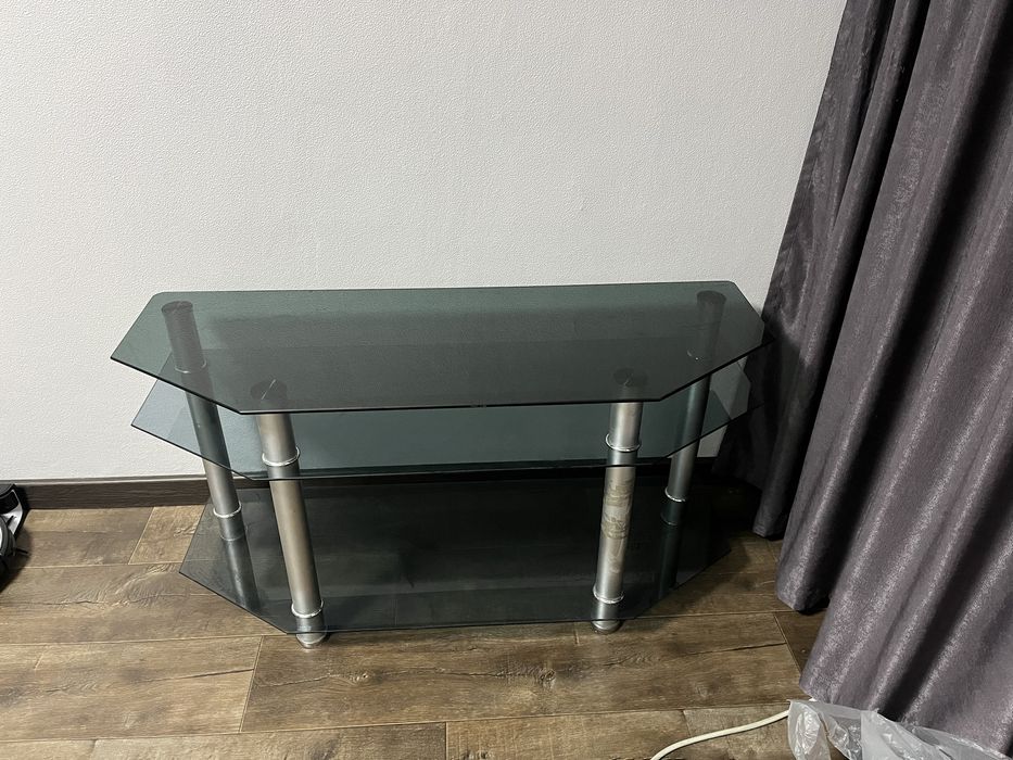 Тумба под телевизор из стекла и металла, 3 полки, современный стиль