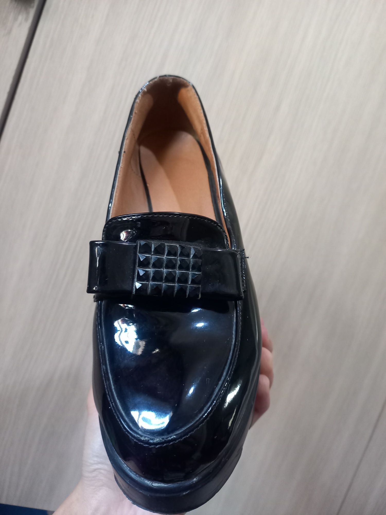 Женские туфли чёрного цвета.