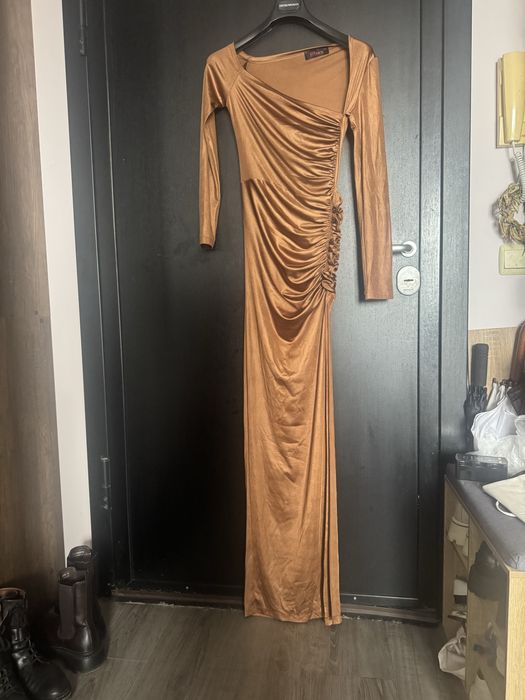 Рокля Cliche reborn в актуалния цвят за сезона за офицален повод