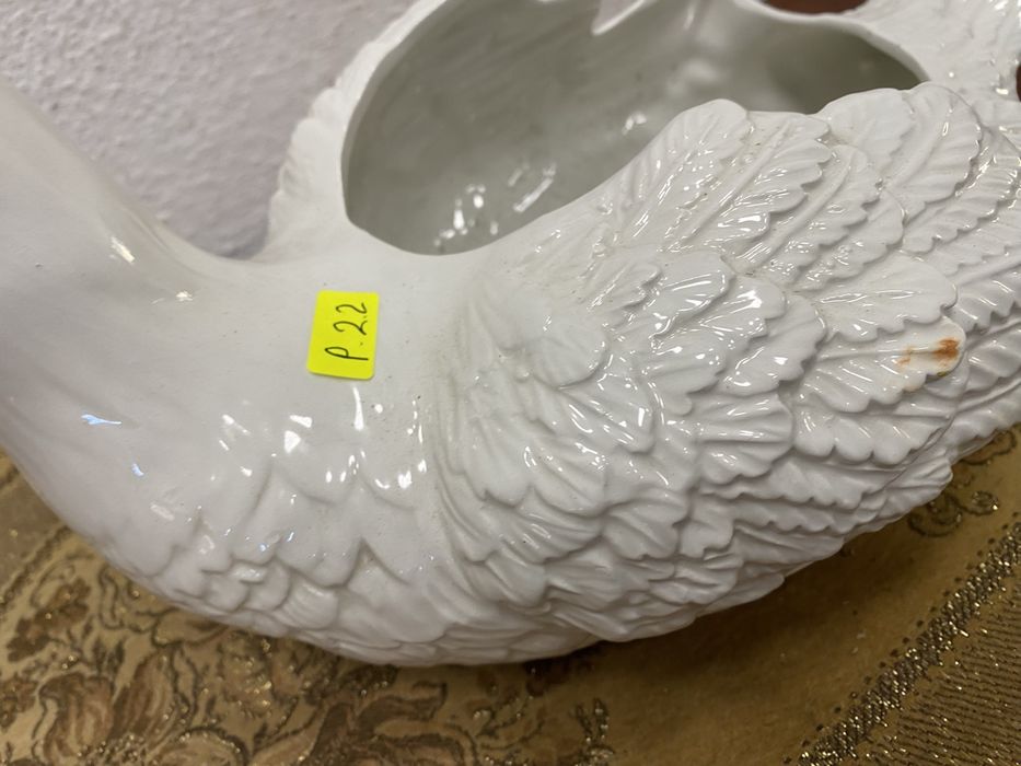 Италианска кашпа лебед от порцелан