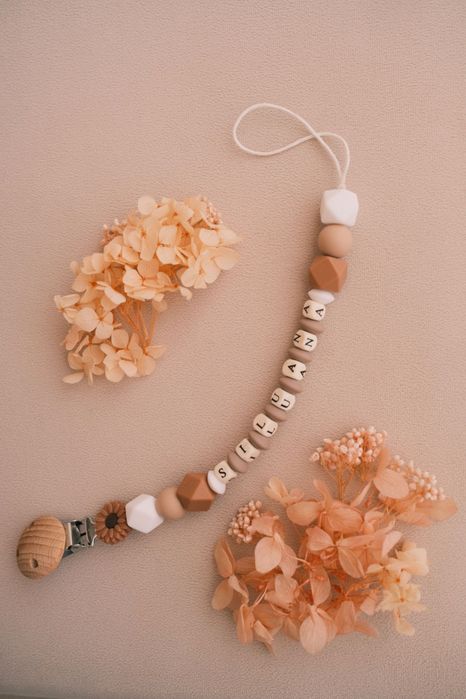 Lănțișoare pentru Suzete Personalizate – Cadouri Unice pentru Bebeluși