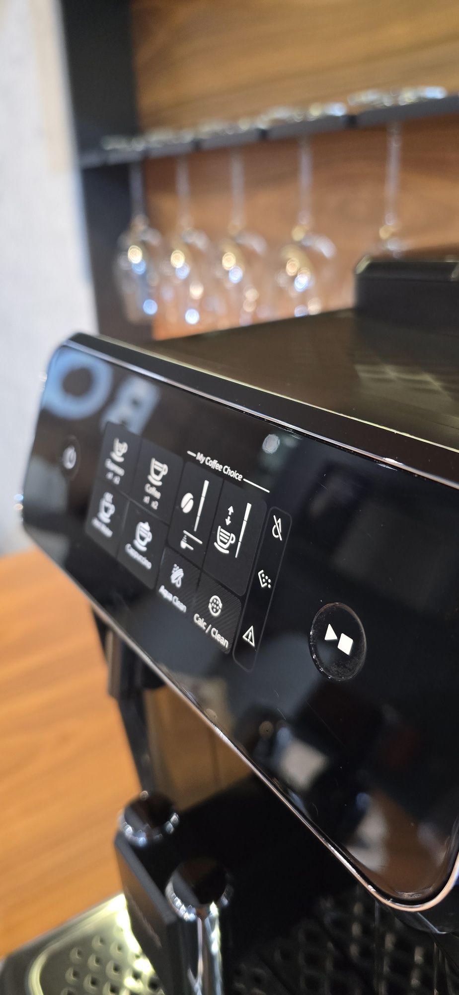 КАФЕАВТОМАТ PHILIPS СЕРИЯ 2200, 1500W, Автоматична Капучино система