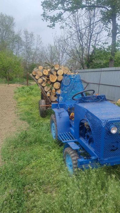 Vând tractor cu plug și prasitoare