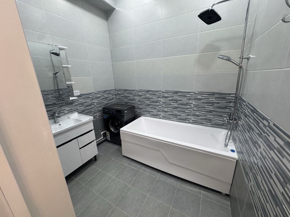 Olmazor tumani qorasaroy suv boyida  3 xona navastroyka sotiladi