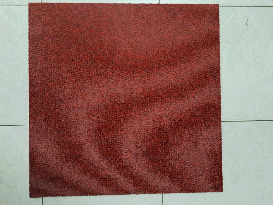 Чисто нови мокетени плочи с размер 50см./50см.