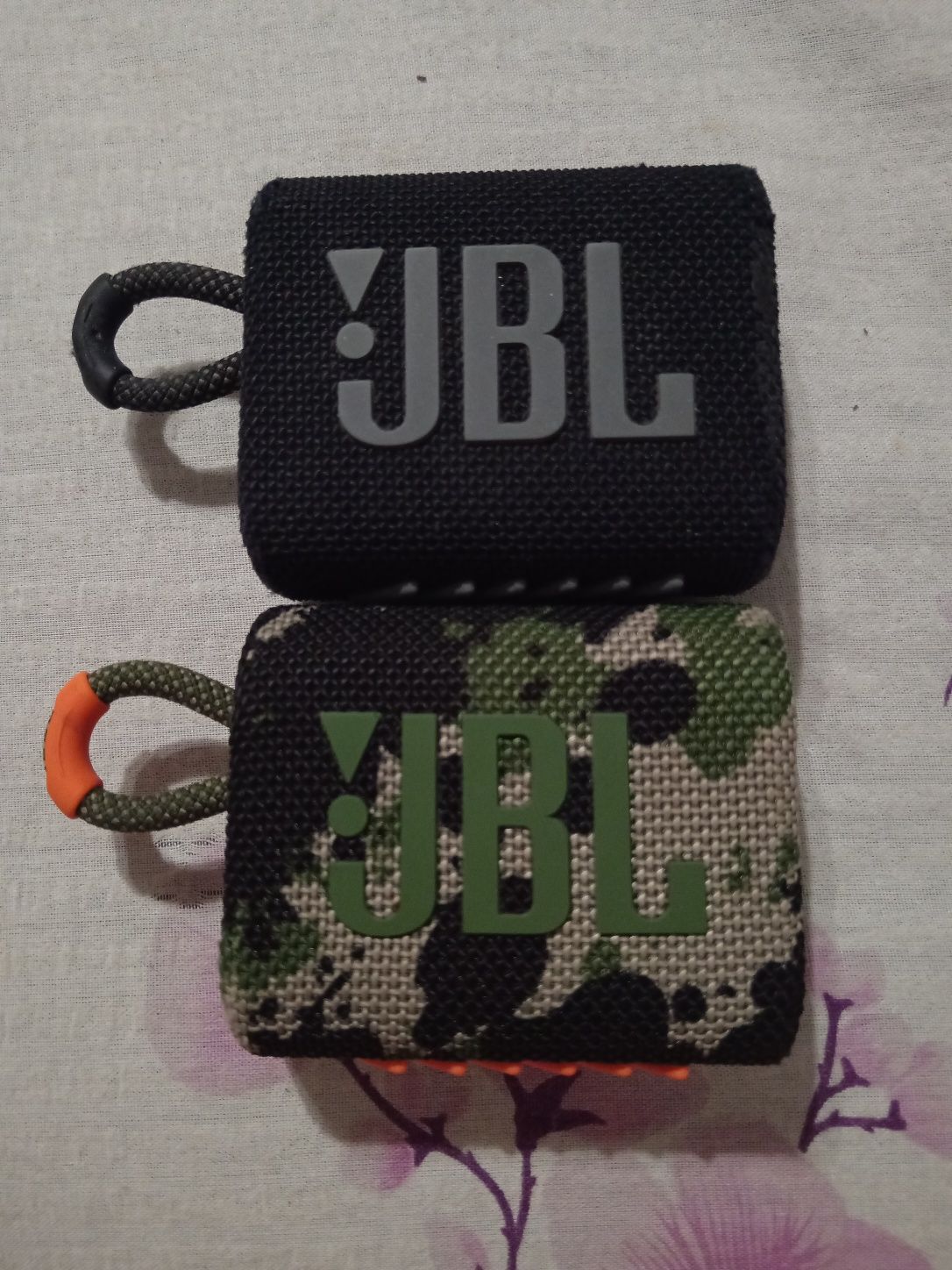 Vând boxă JBL GO 3 stare cea verde noua cea neagra aproape noua