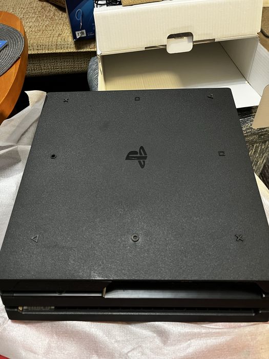 Ps4 pro 1TB като нов