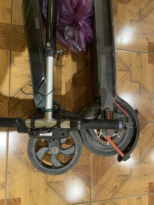 Vand 2 trotinete electrice