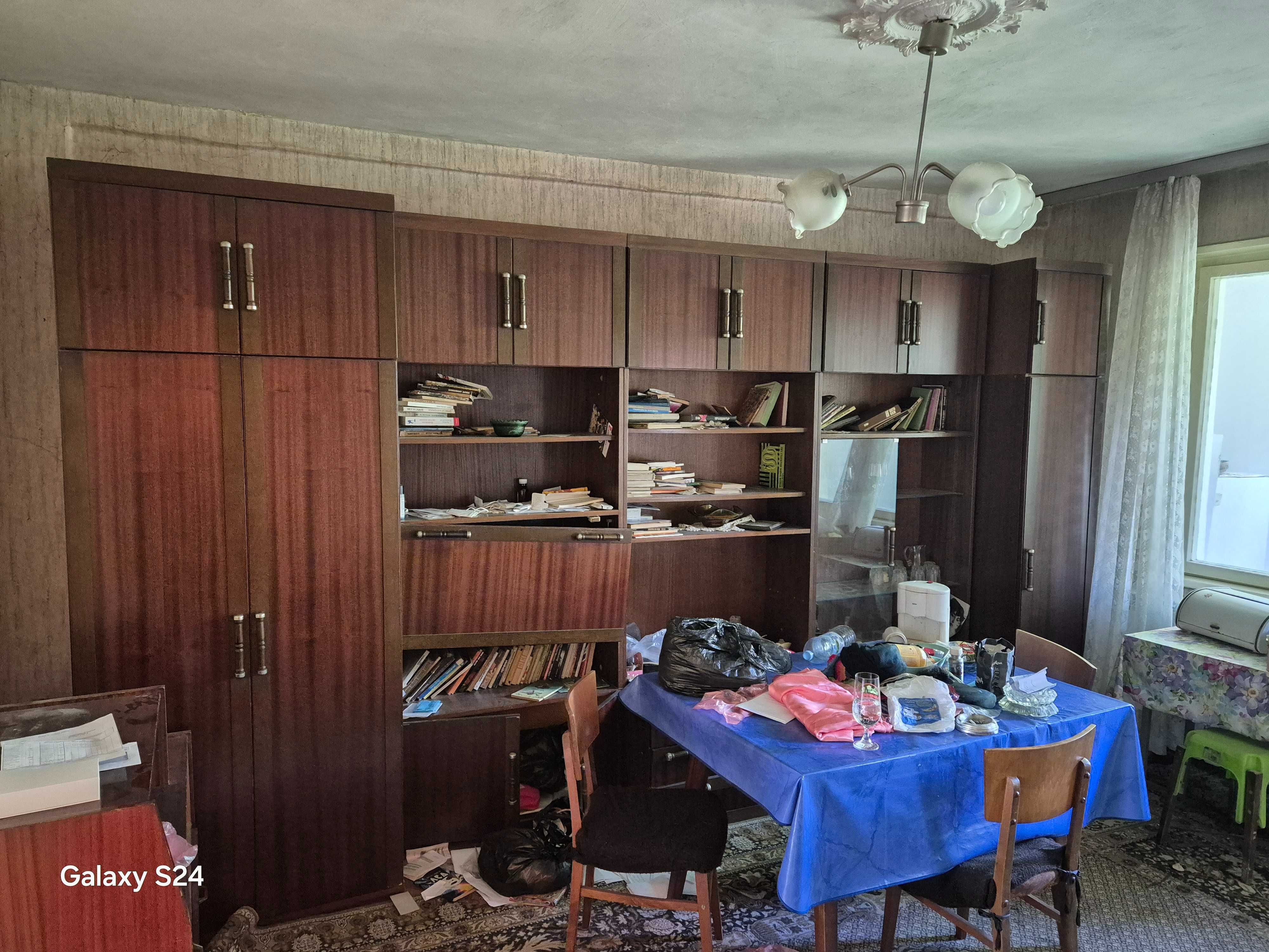 Продавам стари мебели