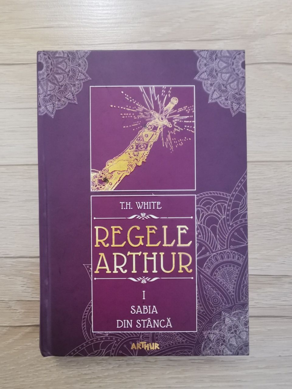 Vând carte Regele Arthur I Sabia Din Stâncă scrisă de T.H. White