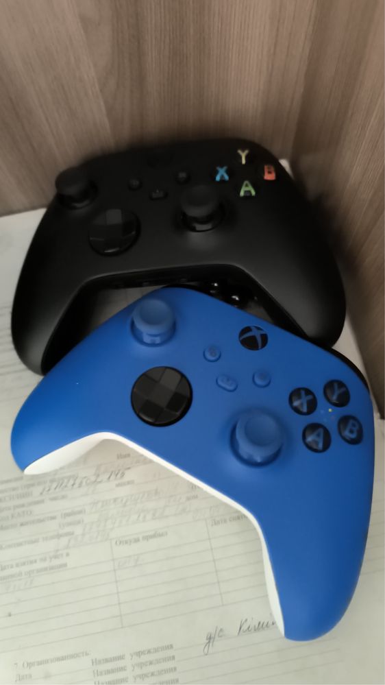 Продам консоль Xbox Siries x 1tb памяти