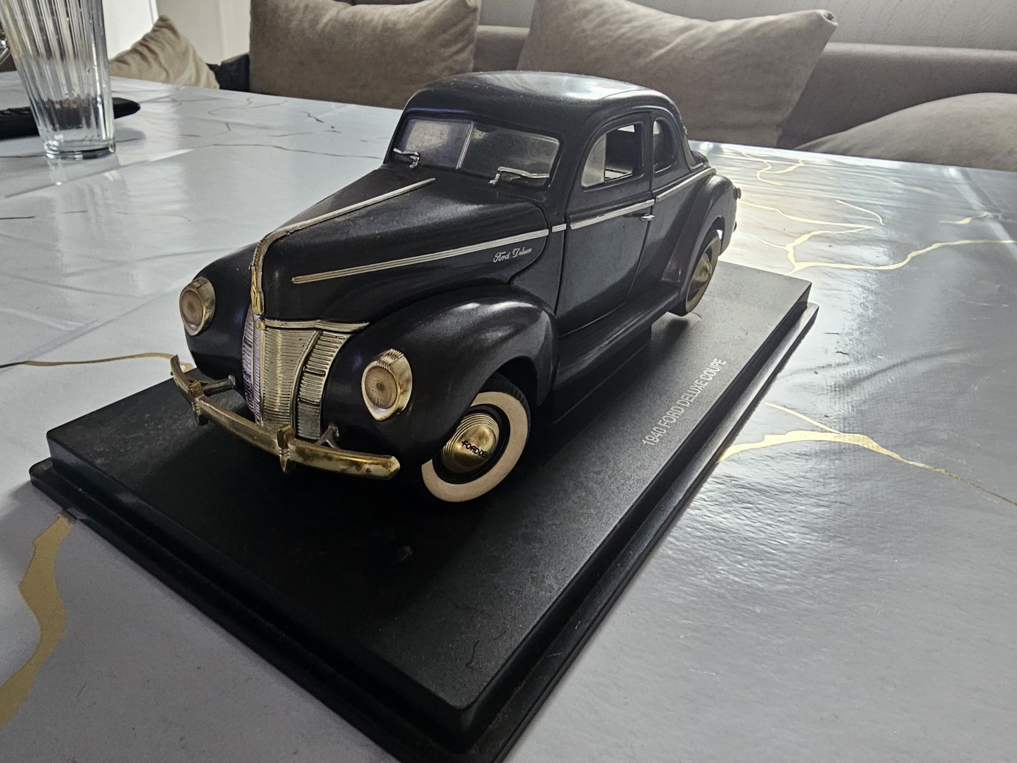 Малко ретро - 1940 
Ford Deluxe Coupe 
Мащаб 1/18
Цена 100лв