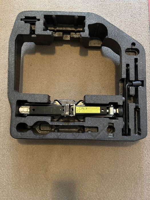 Cric Audi A4 B8 cu manivela si spuma