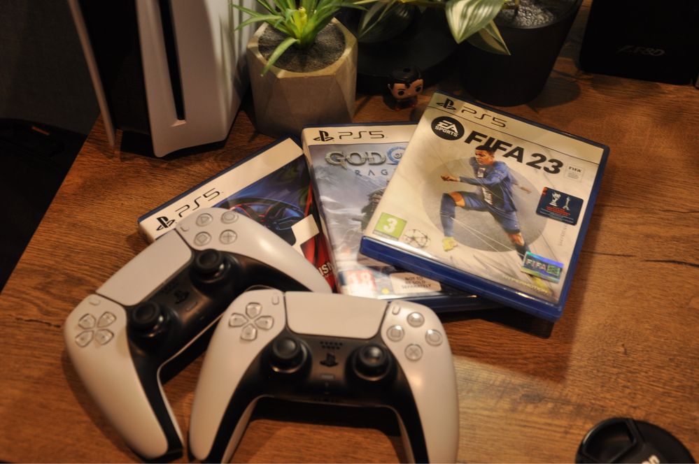 PlayStation 5 +2 контролера + 3 игри