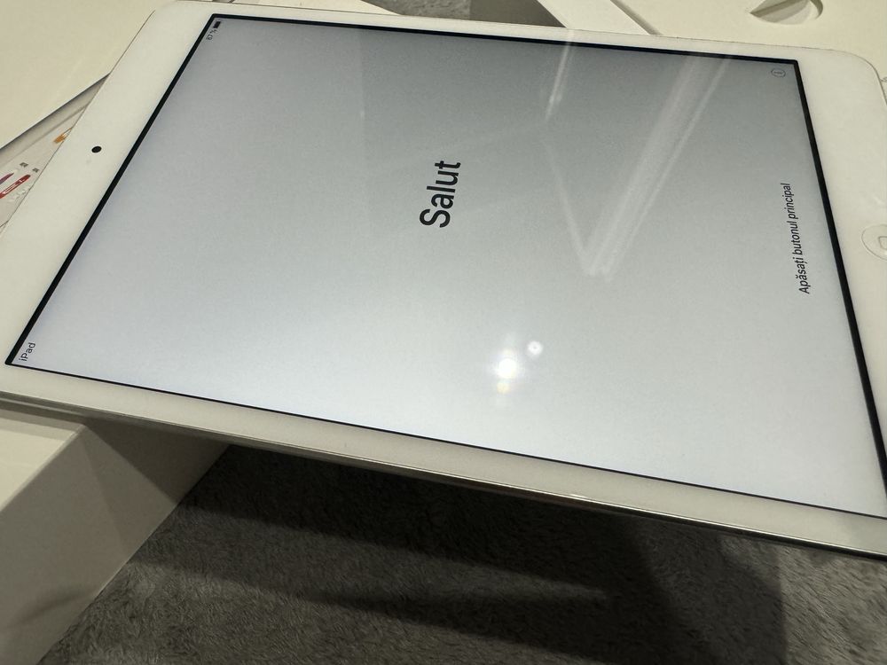 Vand tableta iPad mini 16gb  aproape noua
