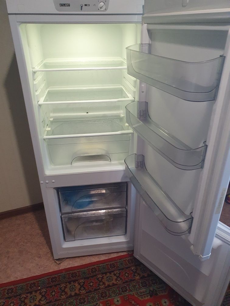 Холодильник атлант почти новый
