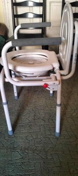 Scaun WC cu mânere rabatabile, oțel, greutatea suportată 130 kg.