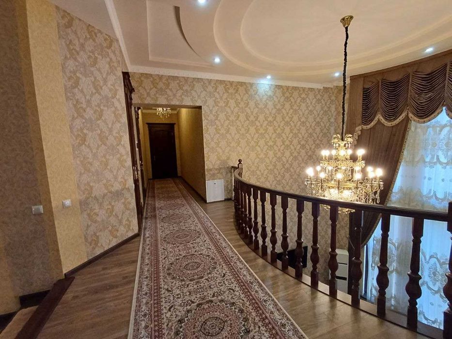 Продаю евро-дом
Бадамзар
6 соток
8 комнат. 
700 м2