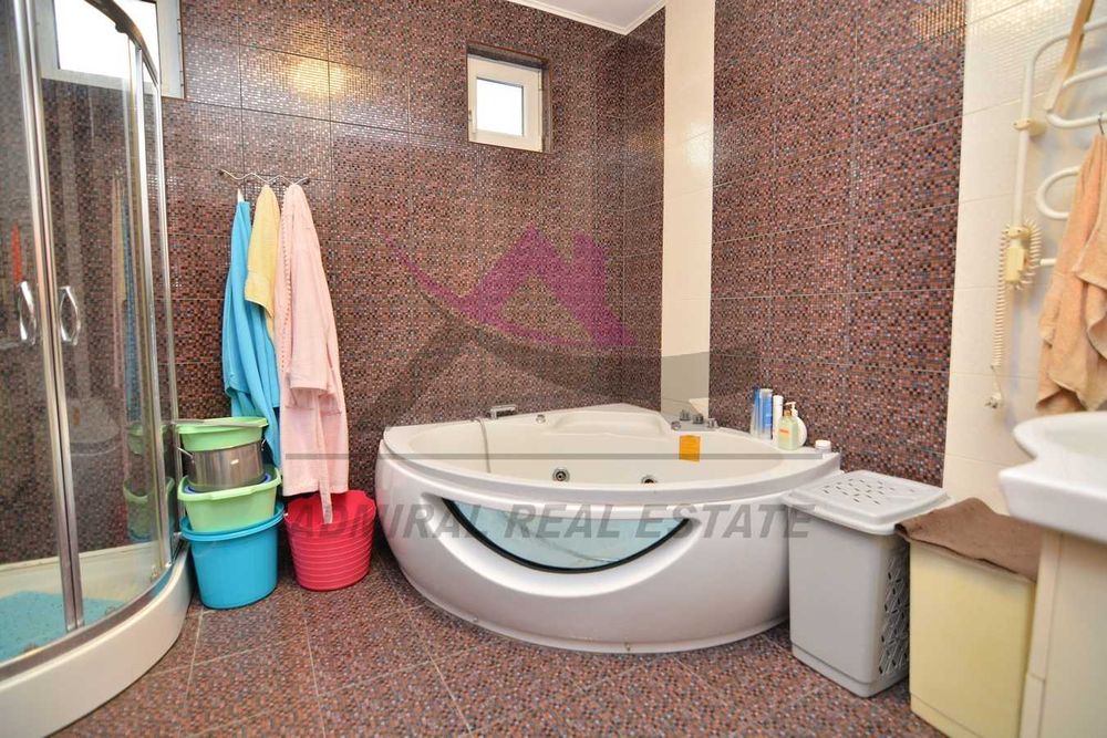 Атрактивен-многостаен-Ален Мак