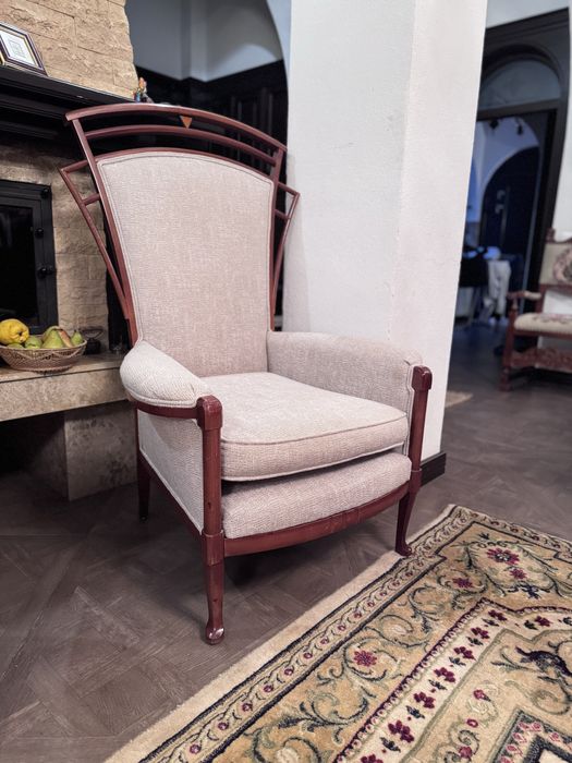 Fotoliu elegant cu structură din lemn și tapițerie