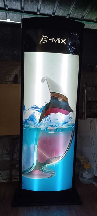 Светодиодный рекламный экран со стойкой для очков и оправ с зеркалом.